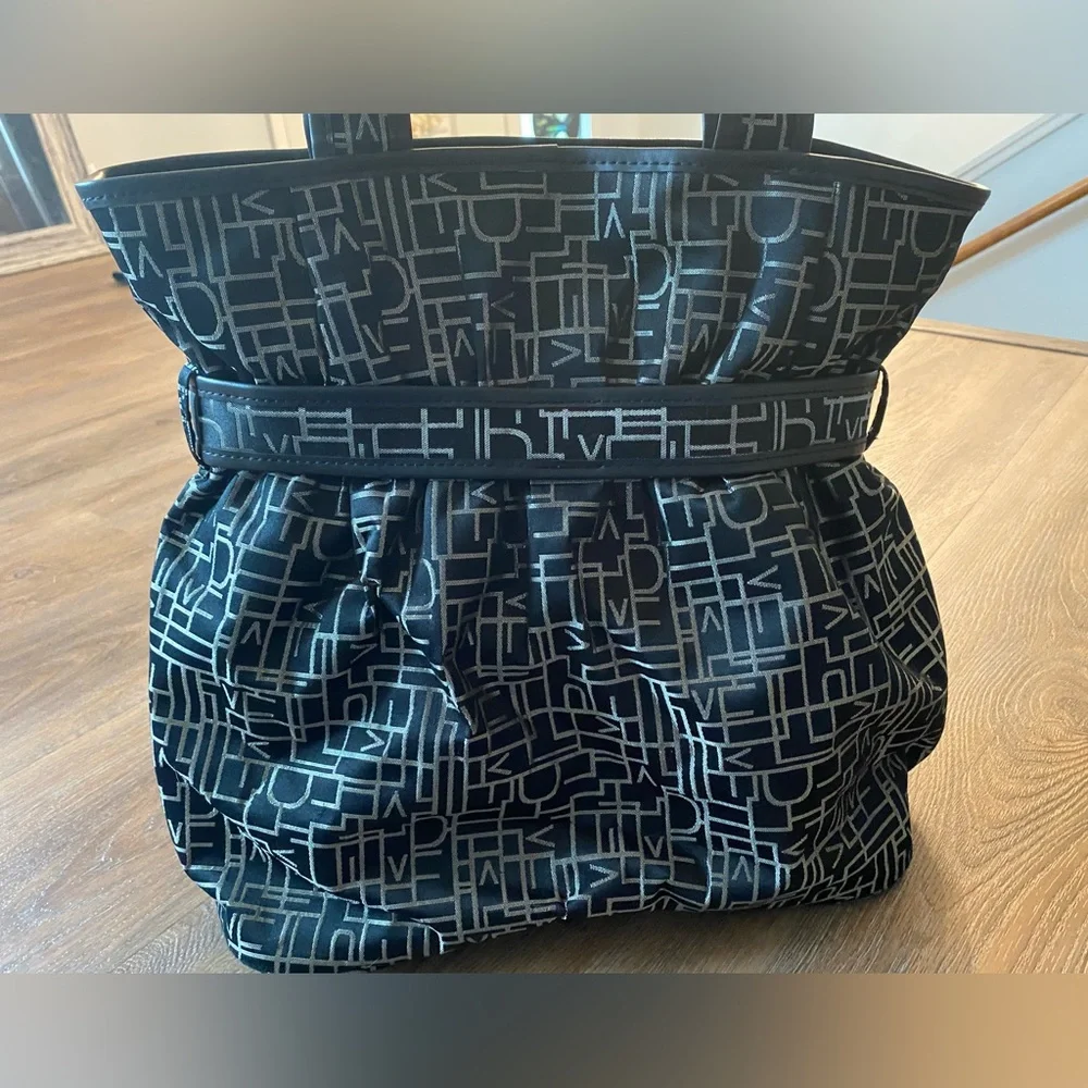 ☘️Diane Von Furstenberg DVF Randa Bucket Tote Bag. Office/carry on/overnight - Picture 4 of 11